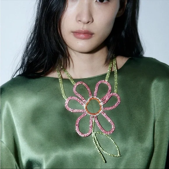 Collier Zara à Fleurs En Cristaux Et Strass – Pièce Rare Et Brillante !